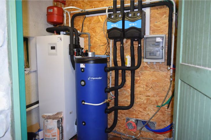 Local technique équipé d’une pompe à chaleur et d’une bouteille de mélange Thermador pour le chauffage et le rafraîchissement.