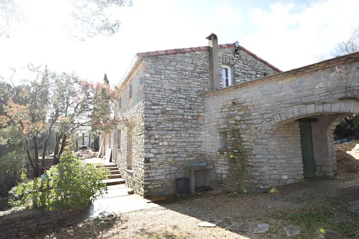 Fa&ccedil;ade ext&eacute;rieure d&rsquo;un mas en pierre en cours de r&eacute;novation &eacute;nerg&eacute;tique dans l&rsquo;H&eacute;rault.