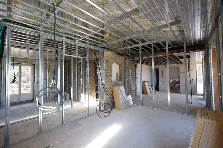Structure m&eacute;tallique et r&eacute;seau de plafond chauffant rafra&icirc;chissant en cours de pose dans un mas en pierre r&eacute;nov&eacute;.