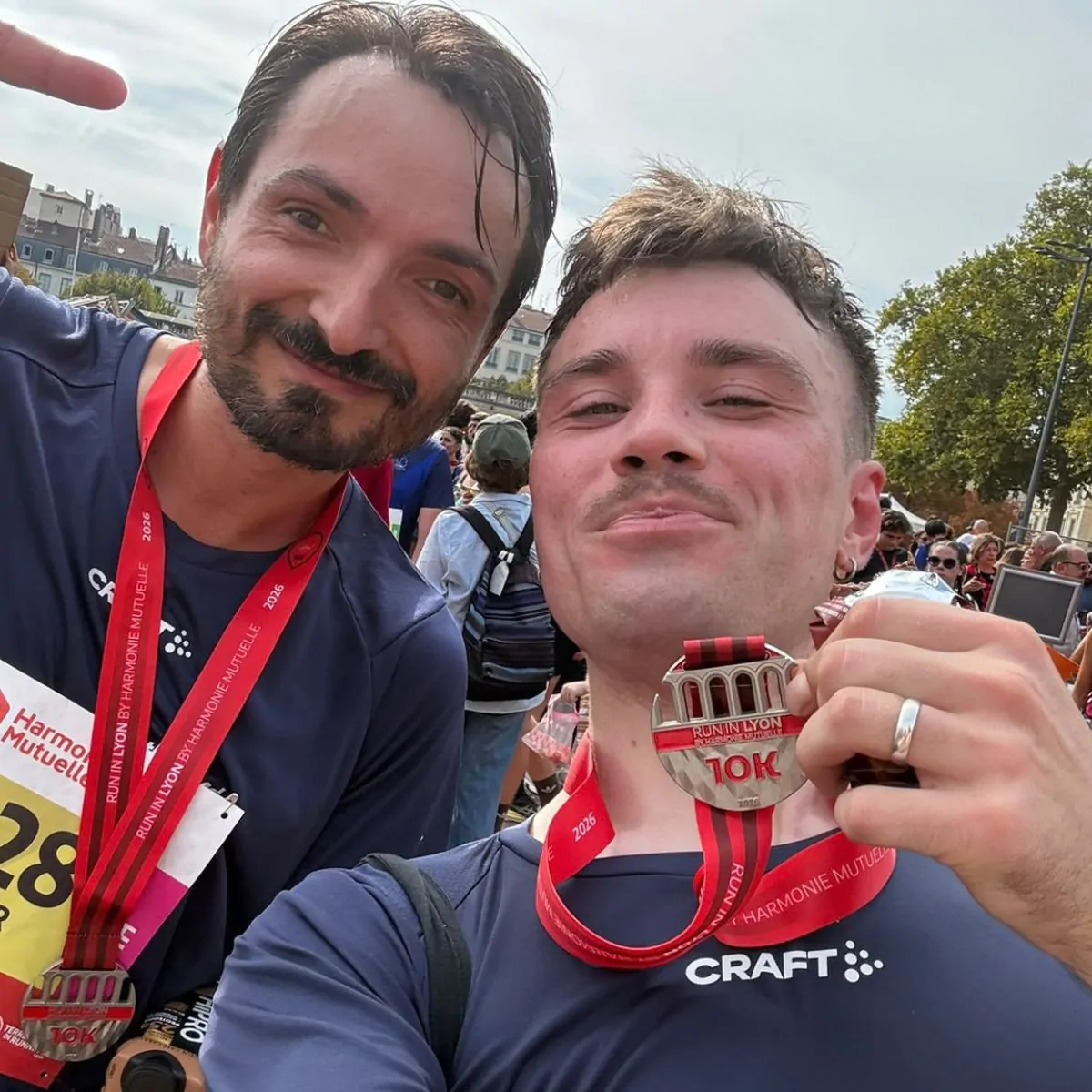 Médaillés du 10 km Run In Lyon 2026 Deux participants Thermador avec leurs médailles après le 10 km du Run In Lyon 2026