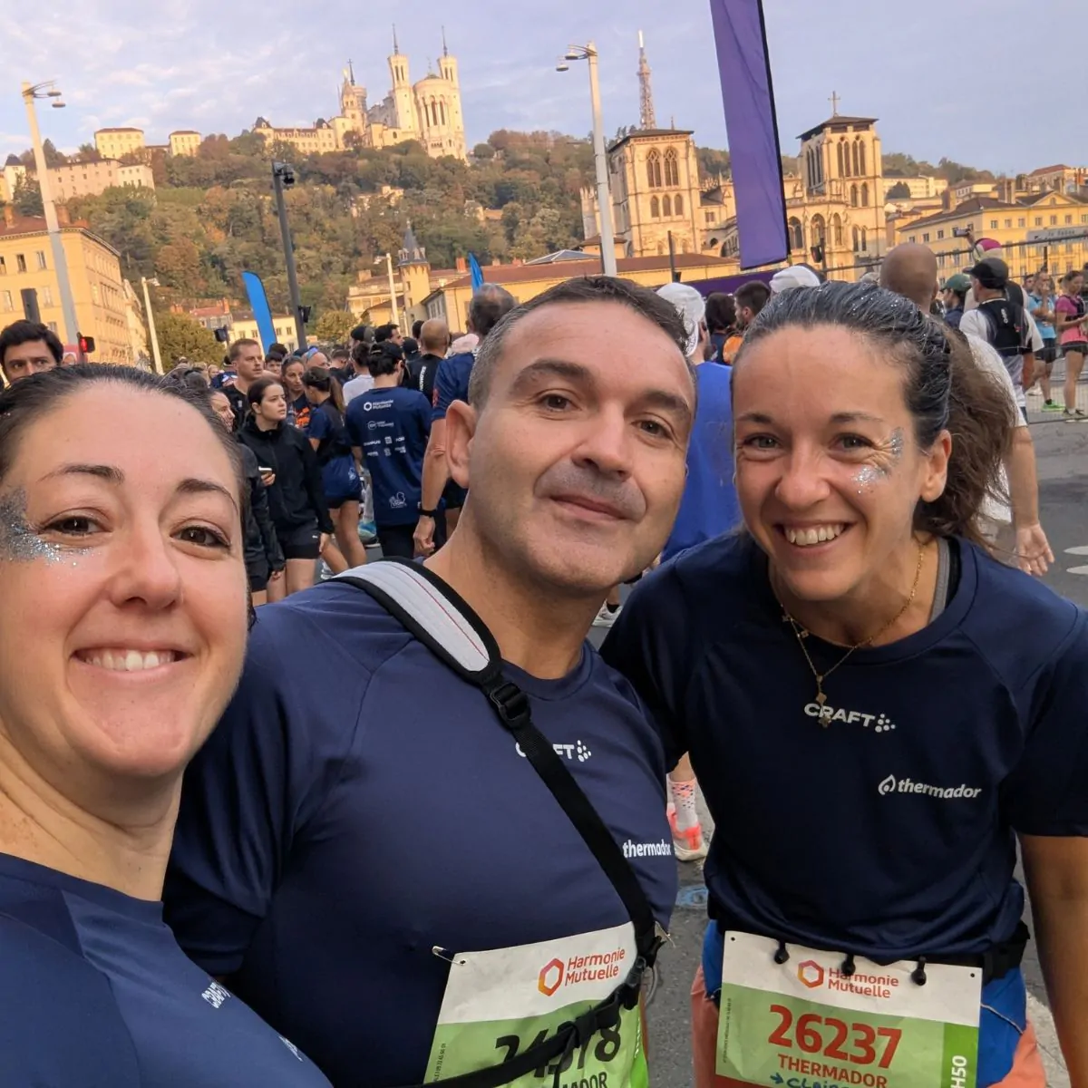 L’équipe Thermador au Run In Lyon Trois participants Thermador réunis pendant le Run In Lyon 2026