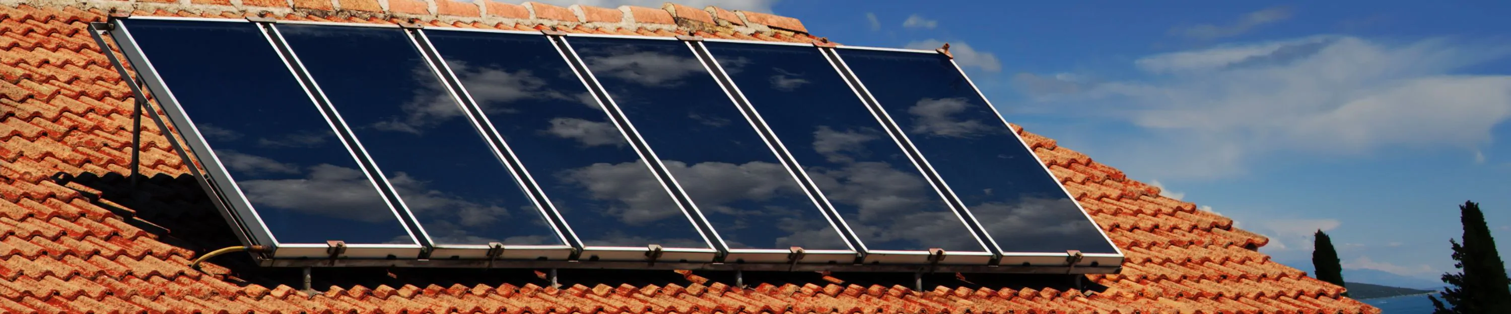 Capteurs solaires thermiques install&eacute;s sur une toiture en tuiles